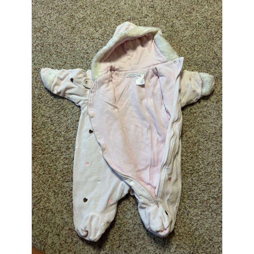 Calvin Klein Baby Girl Outerwear/Bunting size 3-6 mos, Pink, Fuzzy; Soft, Hearts - Picture 6 of 9